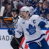 Maple Leafs rolling as struggle continues for Blackhawks